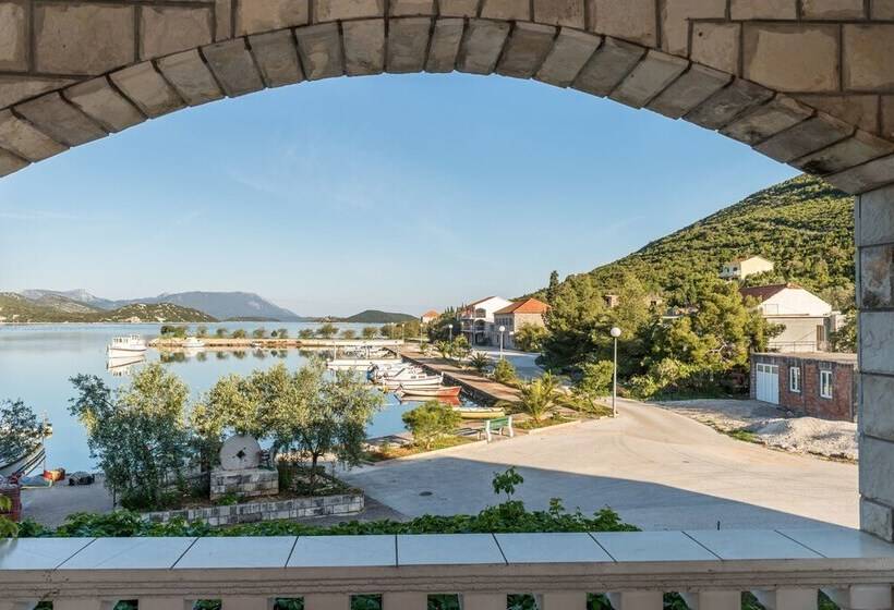 Апартаменты 3 Спальни Вид на Море, Apartments Božović