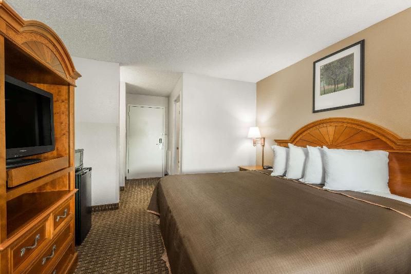 キングサイズベッドのデラックスルーム, Howard Johnson By Wyndham Allentown/dorney Hotel & Suites