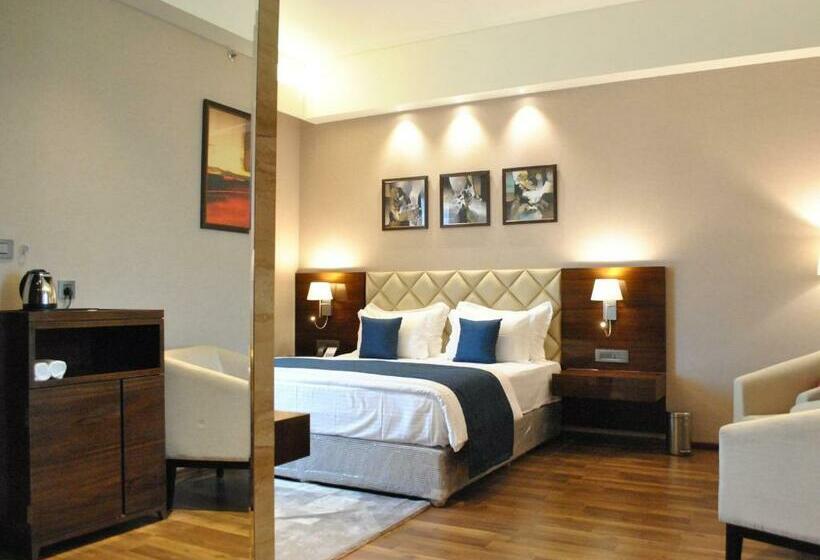 주니어 스위트 킹사이즈 침대, Ramada By Wyndham Gandhidham Shinay