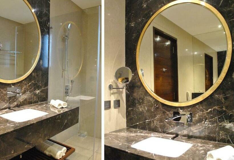 스위트 킹사이즈 침대, Ramada By Wyndham Gandhidham Shinay