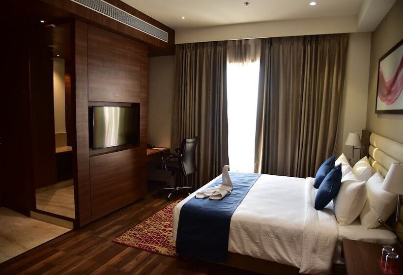 Номер Deluxe, Ramada By Wyndham Gandhidham Shinay