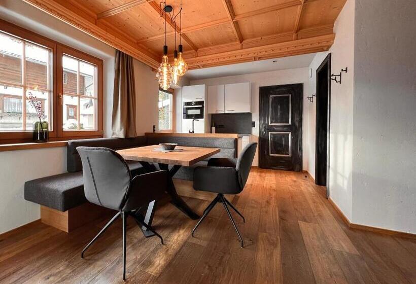 Люкс, Schulhaus Tirol