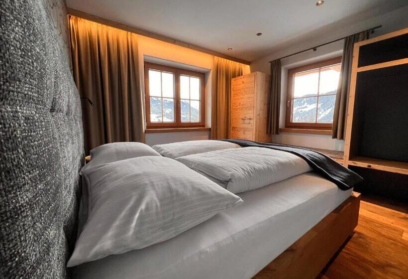 Люкс, Schulhaus Tirol