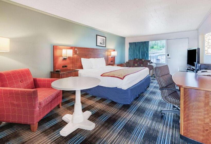 Номер Стандарт, Days Inn & Suites By Wyndham St. Ignace Lakefront