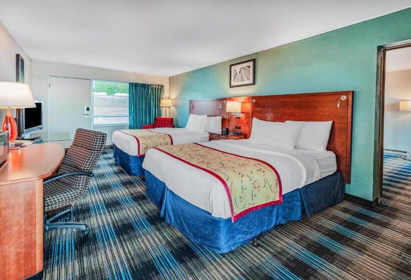 Люкс Кровать Квин, Days Inn & Suites By Wyndham St. Ignace Lakefront
