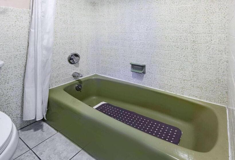 Номер Deluxe Кровать Куин, Days Inn & Suites By Wyndham St. Ignace Lakefront