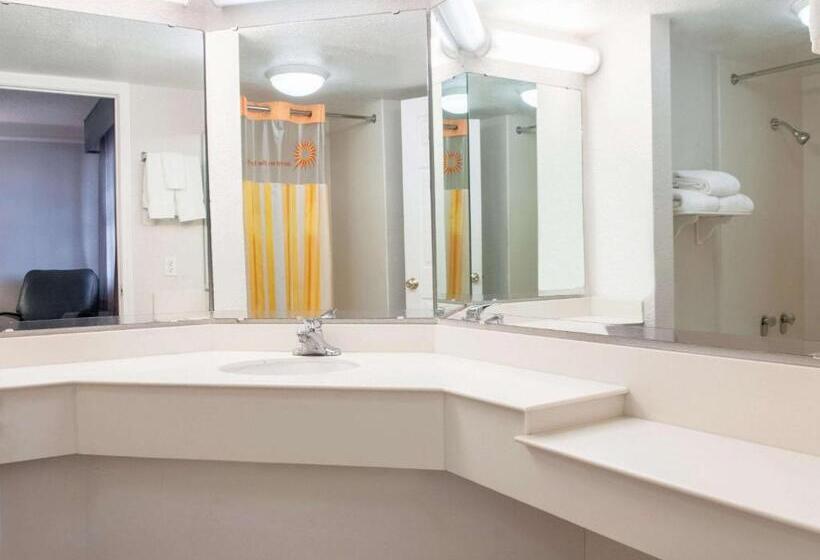 Номер Стандарт Кровать Кинг Адаптированный для Инвалидов, La Quinta Inn By Wyndham New Orleans Veterans / Metairie