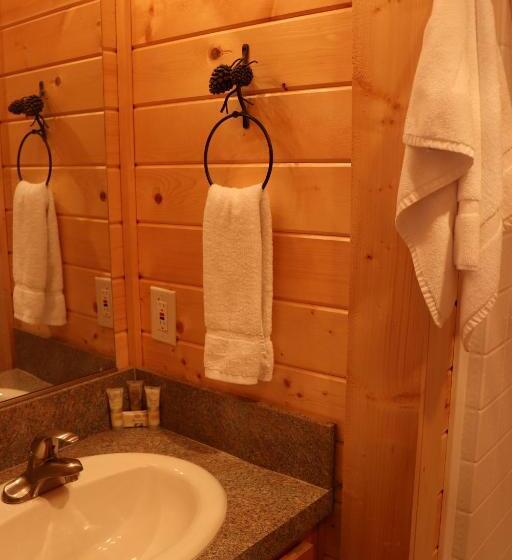 家庭洋房, Lone Fir Resort