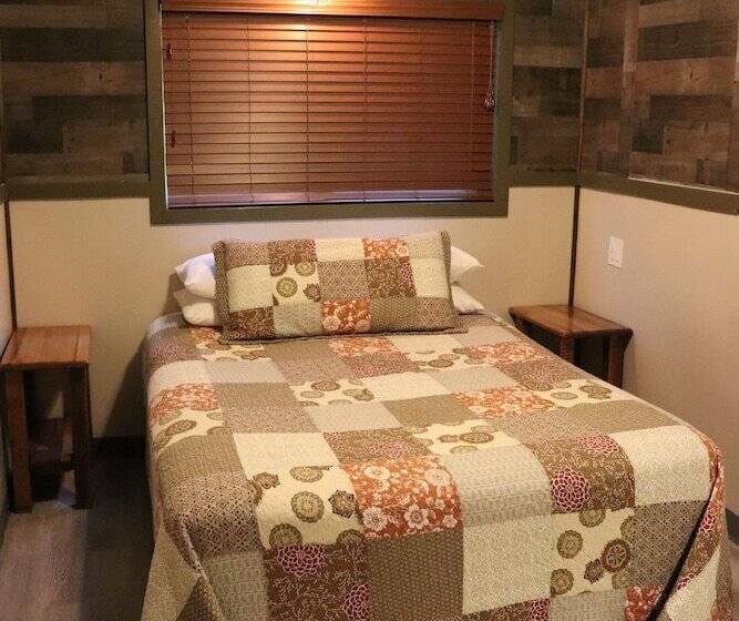 小室, Lone Fir Resort