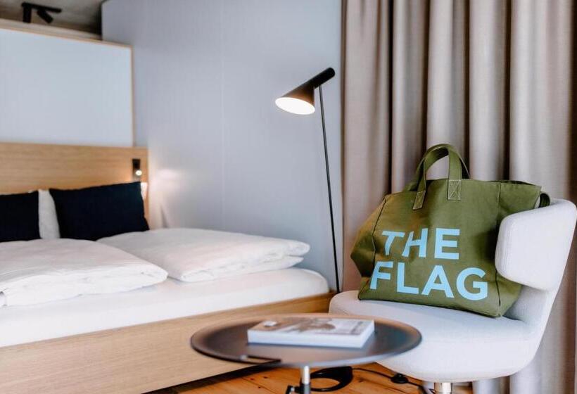 اتاق کلاس بیزنس, The Flag West M