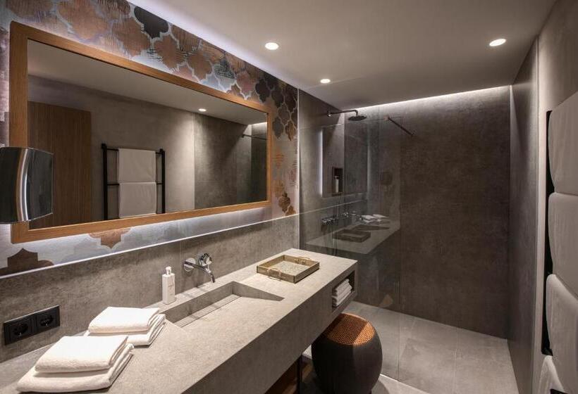Family Suite, Nagalu