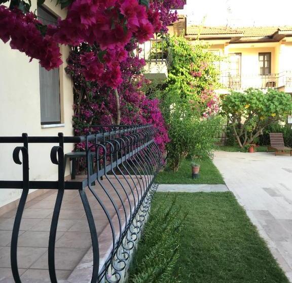 Четырехместный Номер Стандарт с Балконом, Görkem Apart Otel