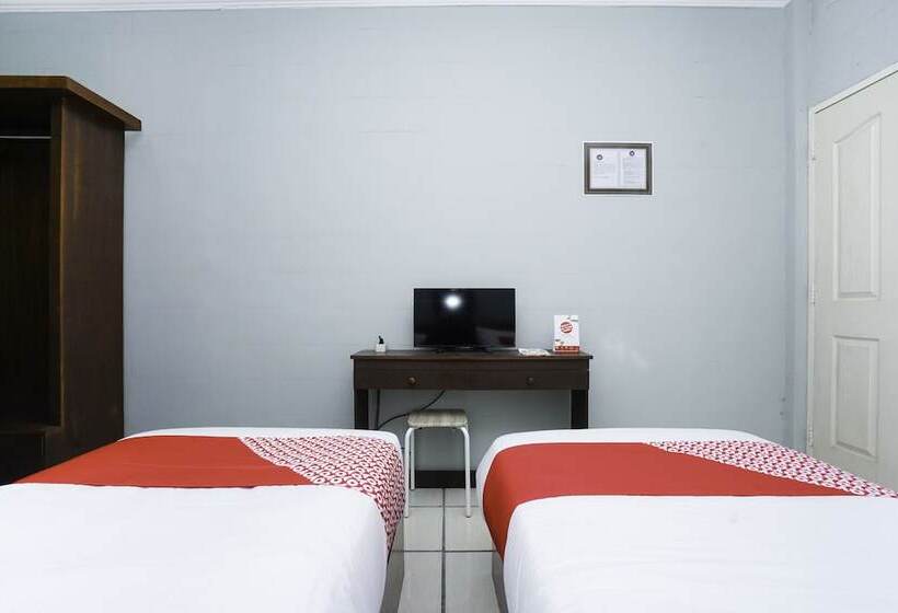 Номер Стандарт, Reddoorz Plus Syariah At Lotus Hotel Bojonegoro