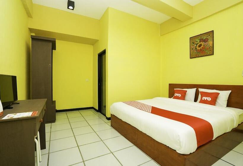 Номер Deluxe, Reddoorz Plus Syariah At Lotus Hotel Bojonegoro