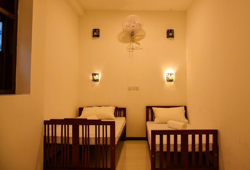 Кровать в Общей Комнате, Wagon Wheel Inn   Hostel