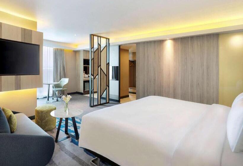 اتاق اجرایی با تخت بزرگ, Novotel Suites Yogyakarta Malioboro
