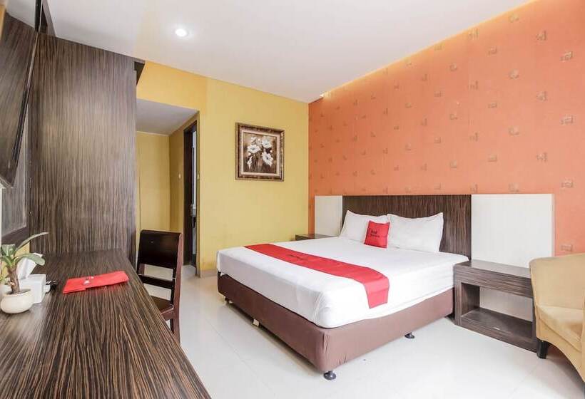 Номер Deluxe, Reddoorz At La Mega Near Pasar Pagi Cirebon