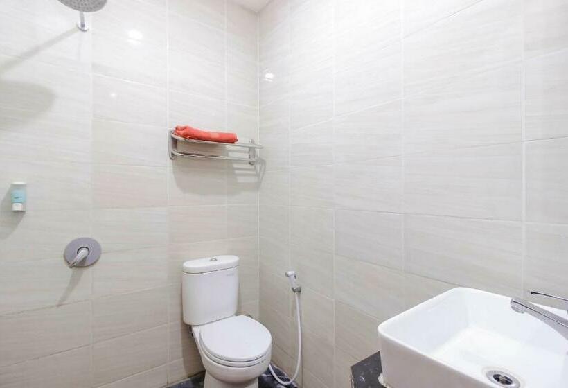Номер Economy, Reddoorz At La Mega Near Pasar Pagi Cirebon