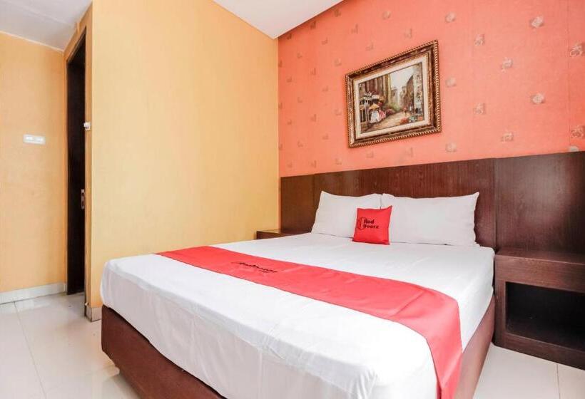 Номер Deluxe, Reddoorz At La Mega Near Pasar Pagi Cirebon