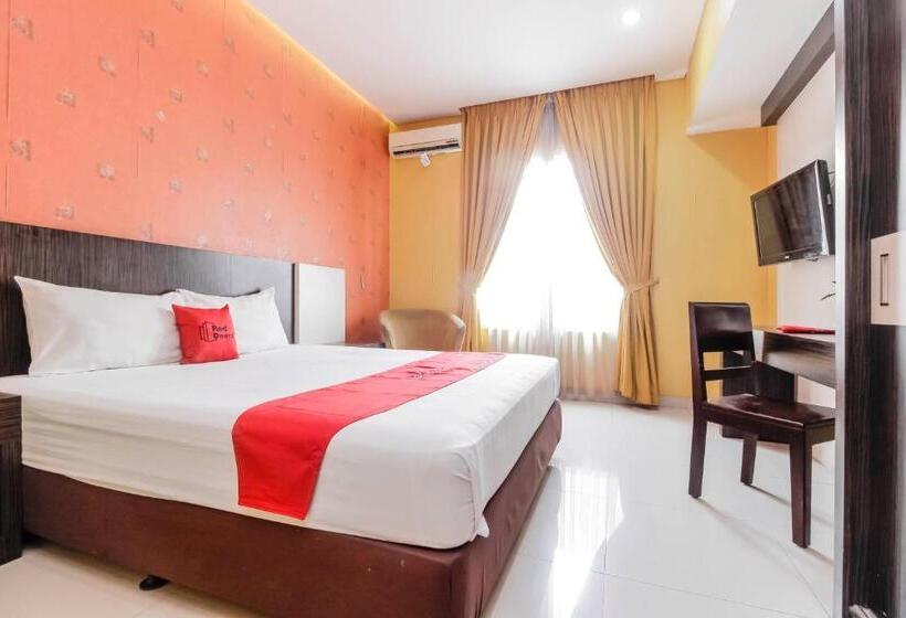 Номер Deluxe, Reddoorz At La Mega Near Pasar Pagi Cirebon
