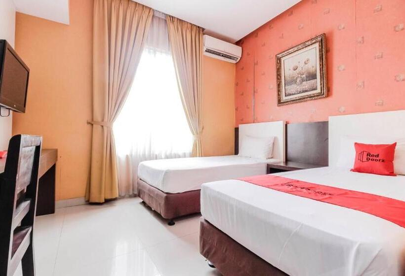 Номер Стандарт, Reddoorz At La Mega Near Pasar Pagi Cirebon