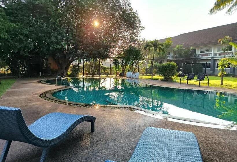 اتاق استاندارد با چشم‌انداز استخر, The Space Airport Hotel Chiang Rai