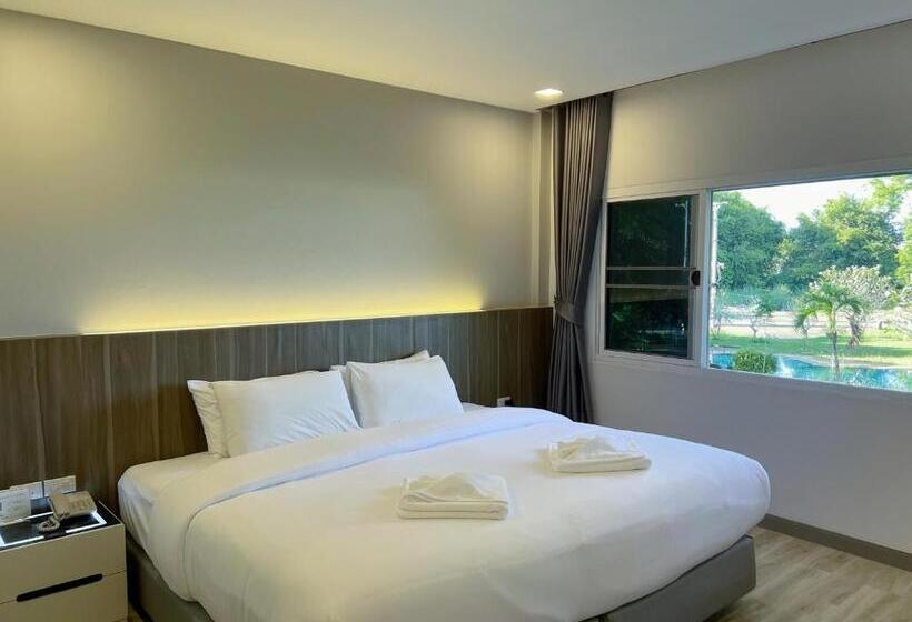 اتاق استاندارد با چشم‌انداز استخر, The Space Airport Hotel Chiang Rai