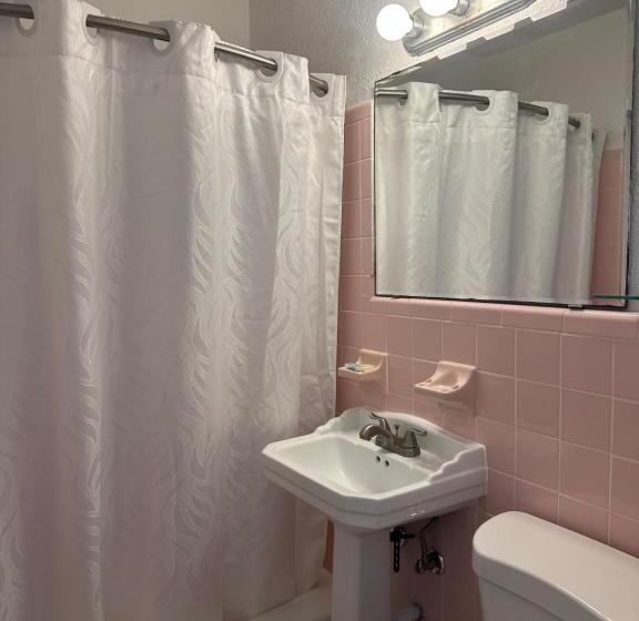 스위트, Royal Canadian Motel