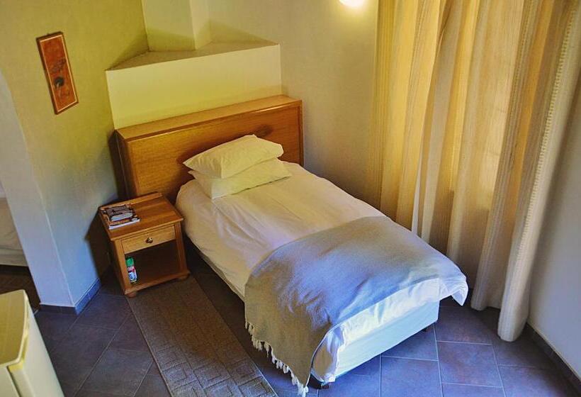 اتاق استاندارد سه نفره, Central Hotel Omaruru