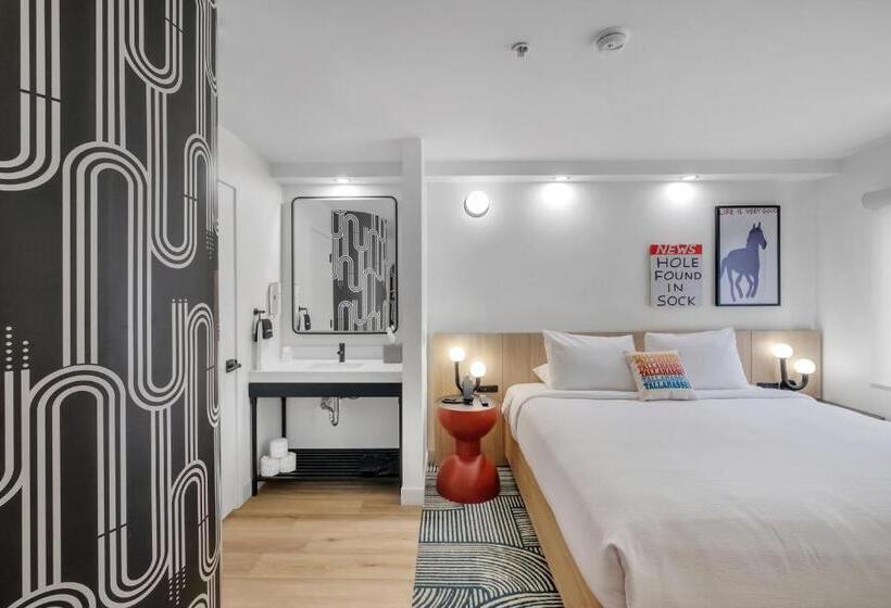스탠다드 룸 킹사이즈 침대, Bob Hotels Tallahassee   Boutique On Budget