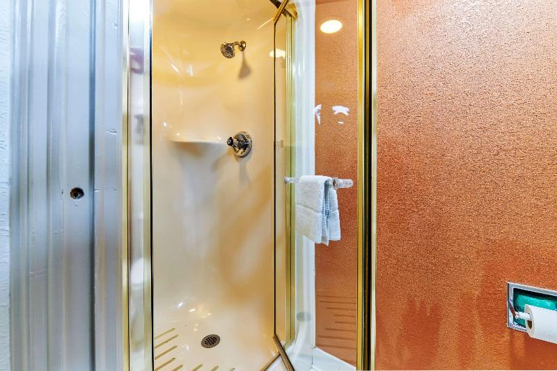 스탠다드 룸 킹사이즈 침대, Bob Hotels Tallahassee   Boutique On Budget
