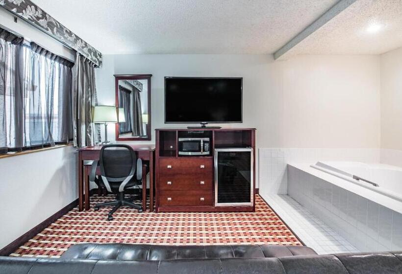 디럭스 스위트 킹 침대, Super 8 By Wyndham Harlingen Tx
