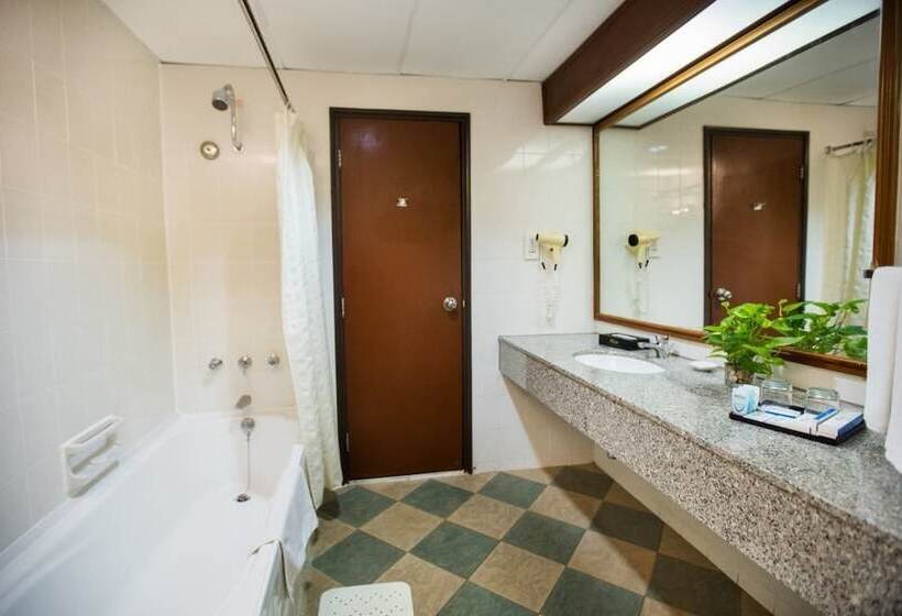 اتاق لوکس چهار تخته, Expat's Nook Beach Resort