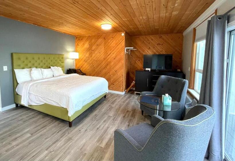 Люкс Deluxe Кровать Кинг, Tides Inn & Suites