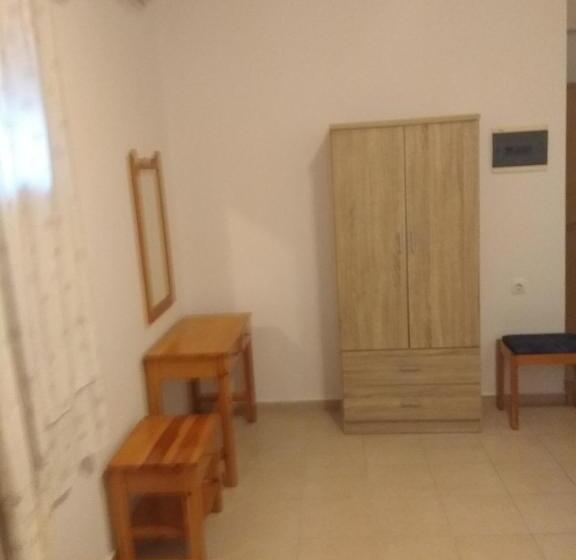 غرفة إقتصادية فردية, Pyrgos Sofokleous