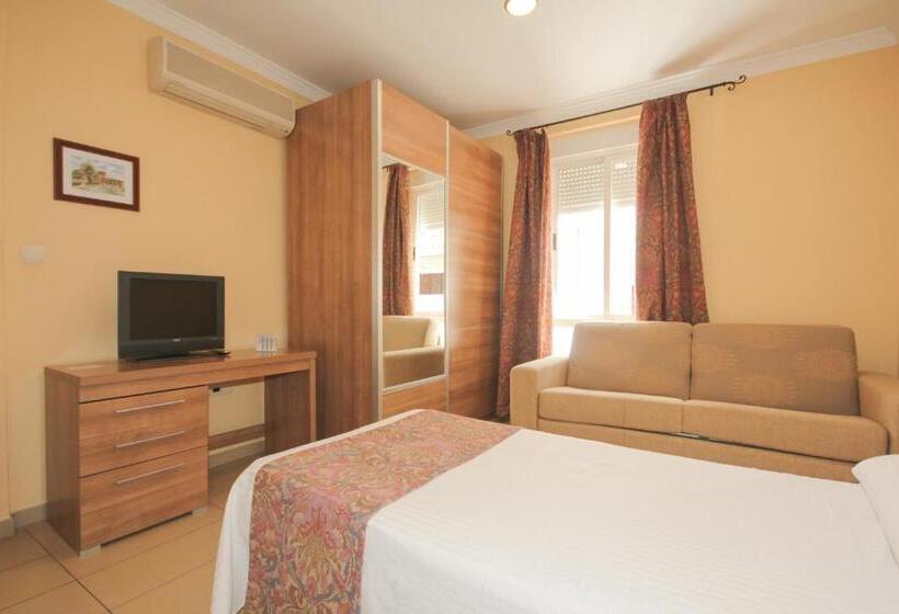 Habitación Triple Estándar, Hostal Costa Azul