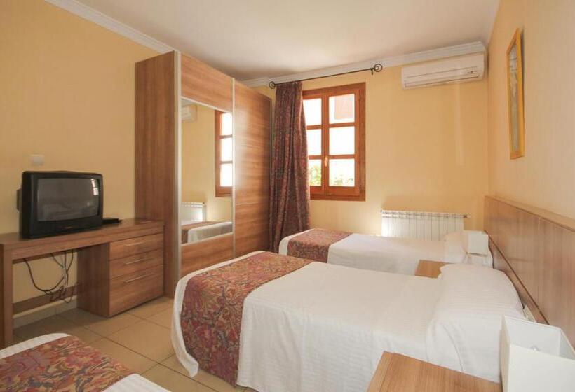 Habitación Triple Estándar, Hostal Costa Azul