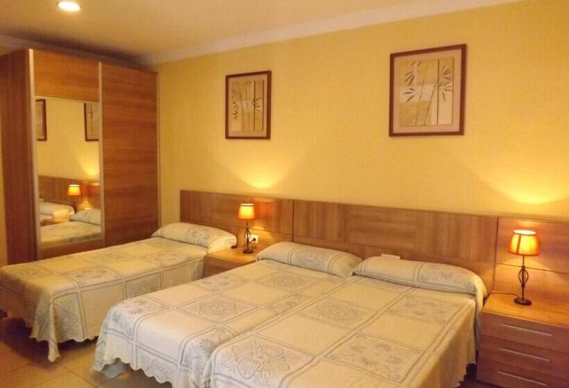 Habitación Triple Estándar, Hostal Costa Azul