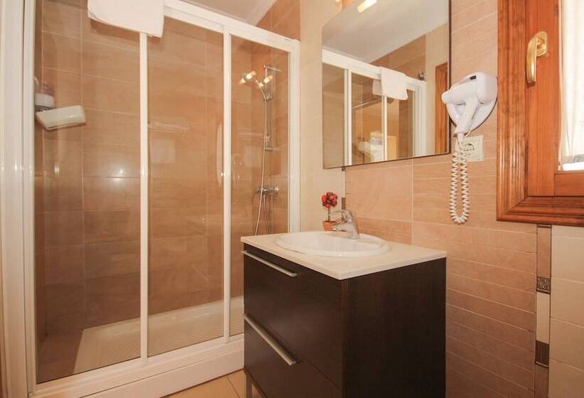 Habitación Triple Estándar, Hostal Costa Azul