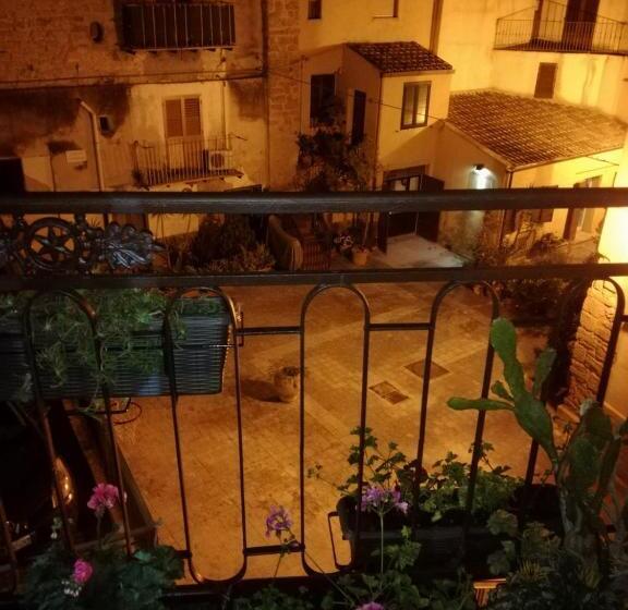 اتاق استاندارد سه تخته با بالکن, Aljama   Downtown B&b