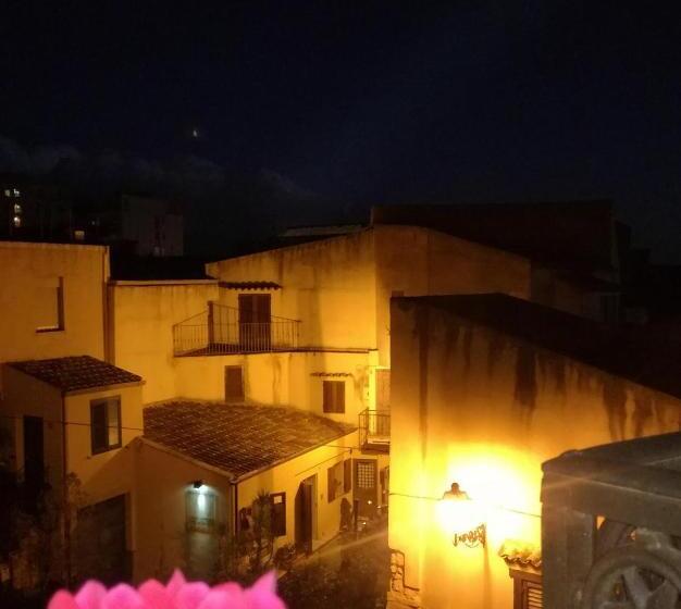 اتاق استاندارد سه تخته با بالکن, Aljama   Downtown B&b