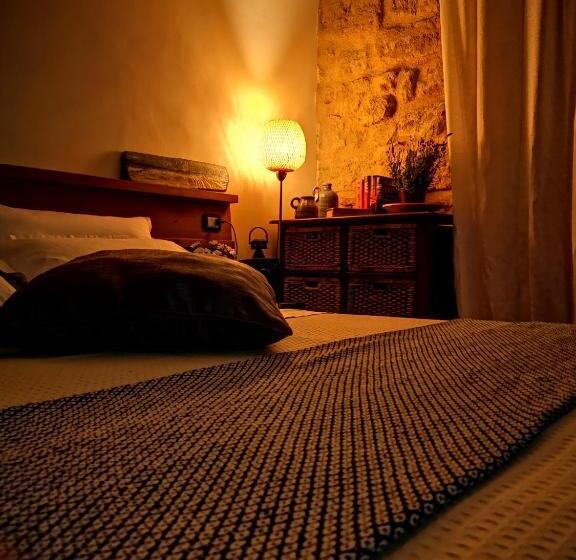 اتاق استاندارد سه تخته با بالکن, Aljama   Downtown B&b