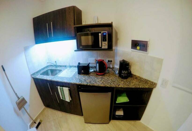 小室, Arroyo Suite House