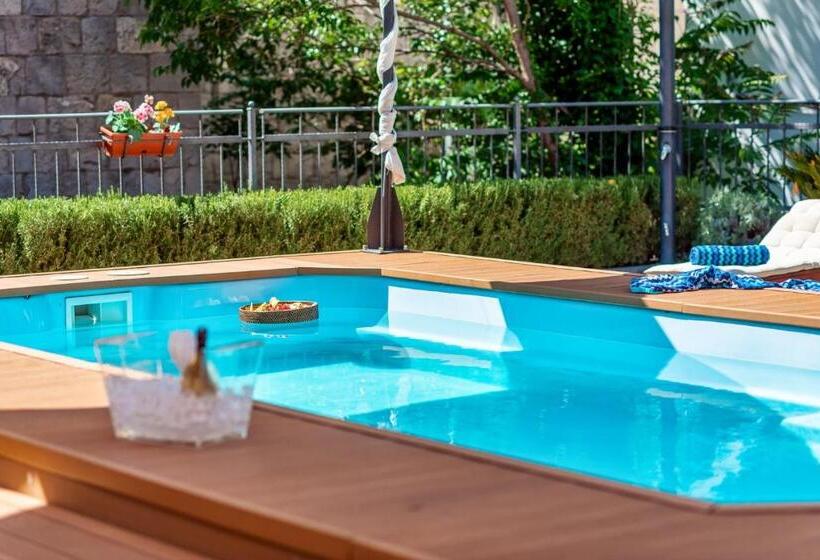 Номер Стандарт Вид на Бассейн, Evala Luxury Rooms With Pool And Garden
