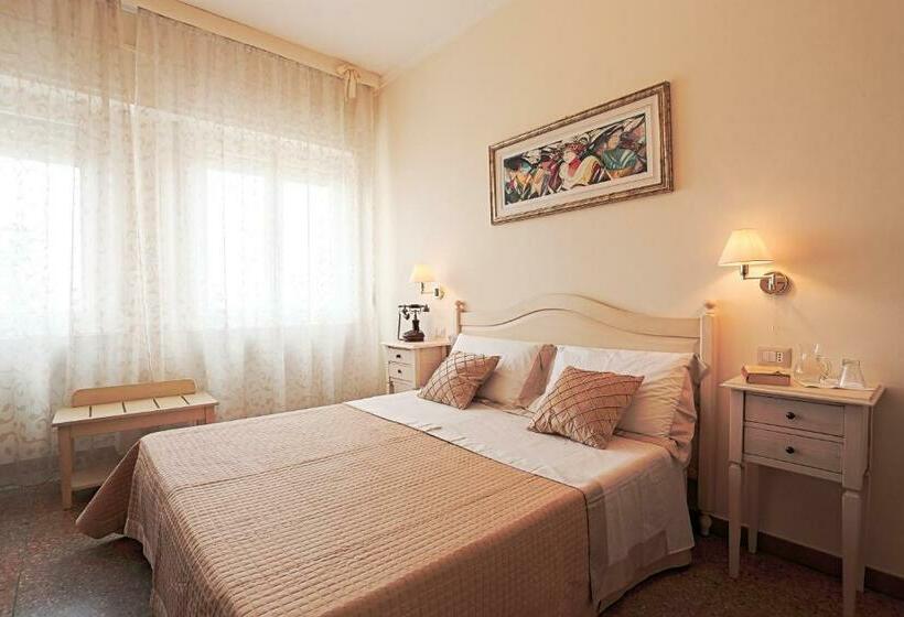 اتاق لوکس با چشم‌انداز, Il Castello Guest House