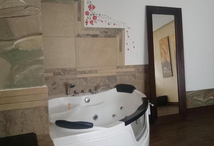 جناح جونيور, Arhaná Hosteria & Resort