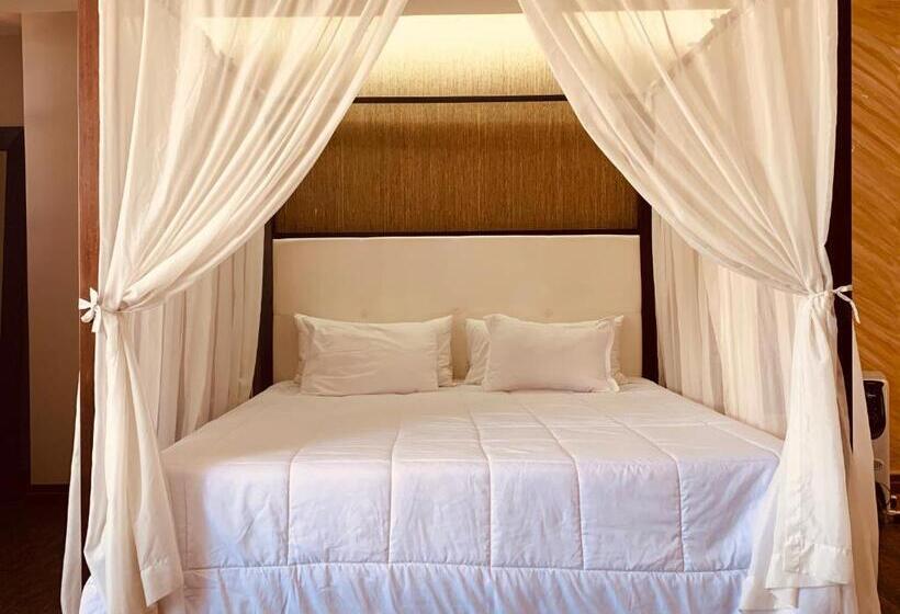 جناح جونيور, Arhaná Hosteria & Resort