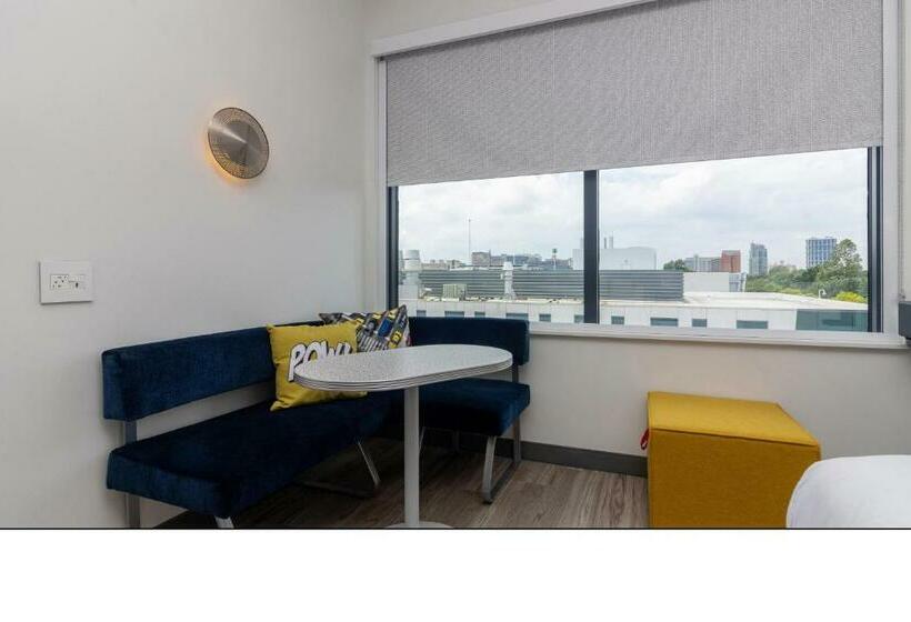 스탠다드 룸 킹사이즈 침대, Aloft St. Louis Cortex