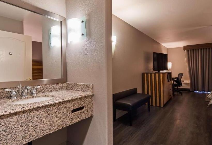 带大床的套房, Best Western Cedar Inn & Suites