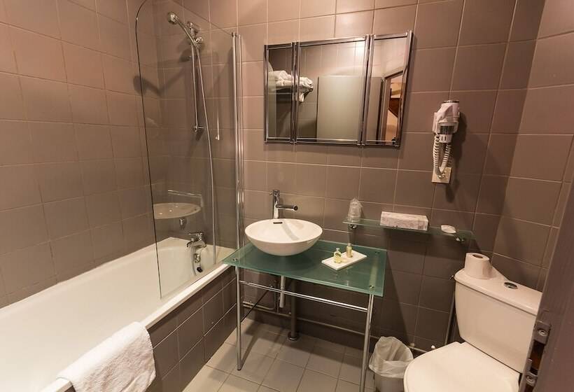 اتاق استاندارد سه نفره, Hôtel Le Cervolan